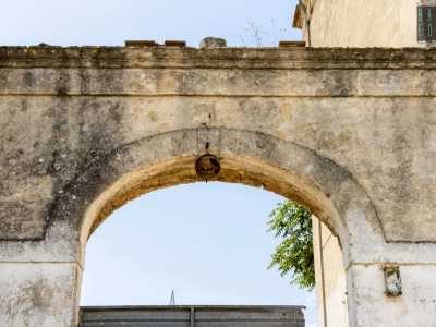 ...ad eccezione di un ampio arco in pietra di ingresso chiuso da una lamiera in ferro